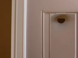 Jak naprawić dziurę w drzwiach