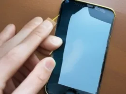 Jak naprawić odklejający się ekran smartfona