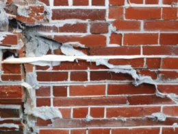 Jak naprawić pękniętą ścianę z cegły