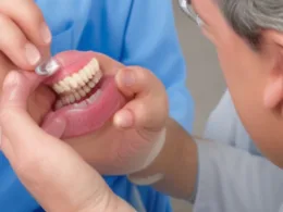 Jak naprawić protezę zębową