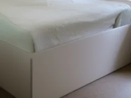 Jak naprawić skrzypiące łóżko?