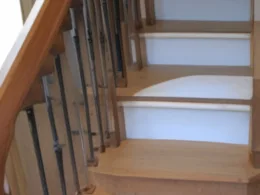 Jak naprawić uszkodzone schody drewniane