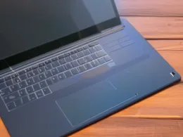 Jak wyczyścić ekran laptopa