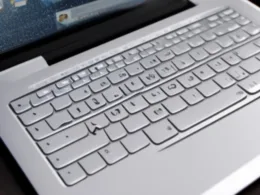 Jak wyczyścić klawiaturę w laptopie