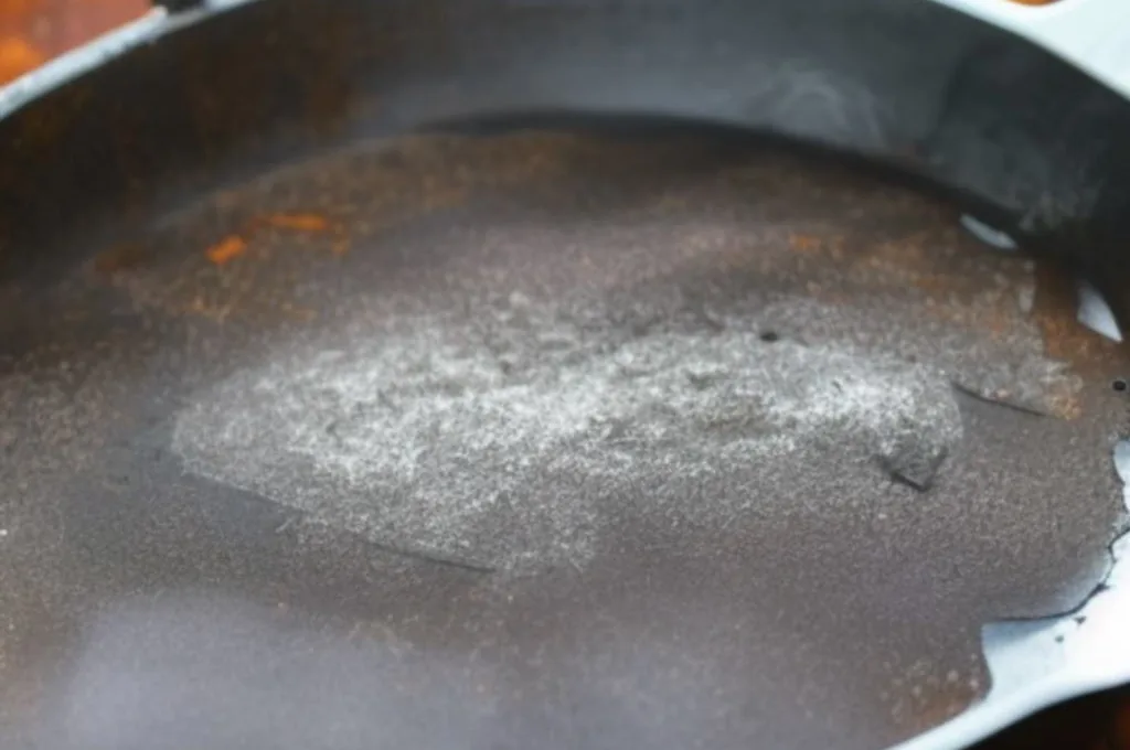 Jak wyczyścić przypalone żelazko teflonowe