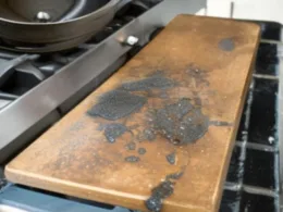 Jak wyczyścić skutecznie przypalone żelazko teflonowe