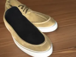 Jak wyczyścić zamszowe buty jasne