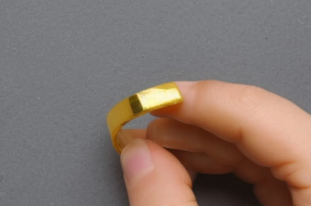 Jak wyczyścić złoty pierścionek